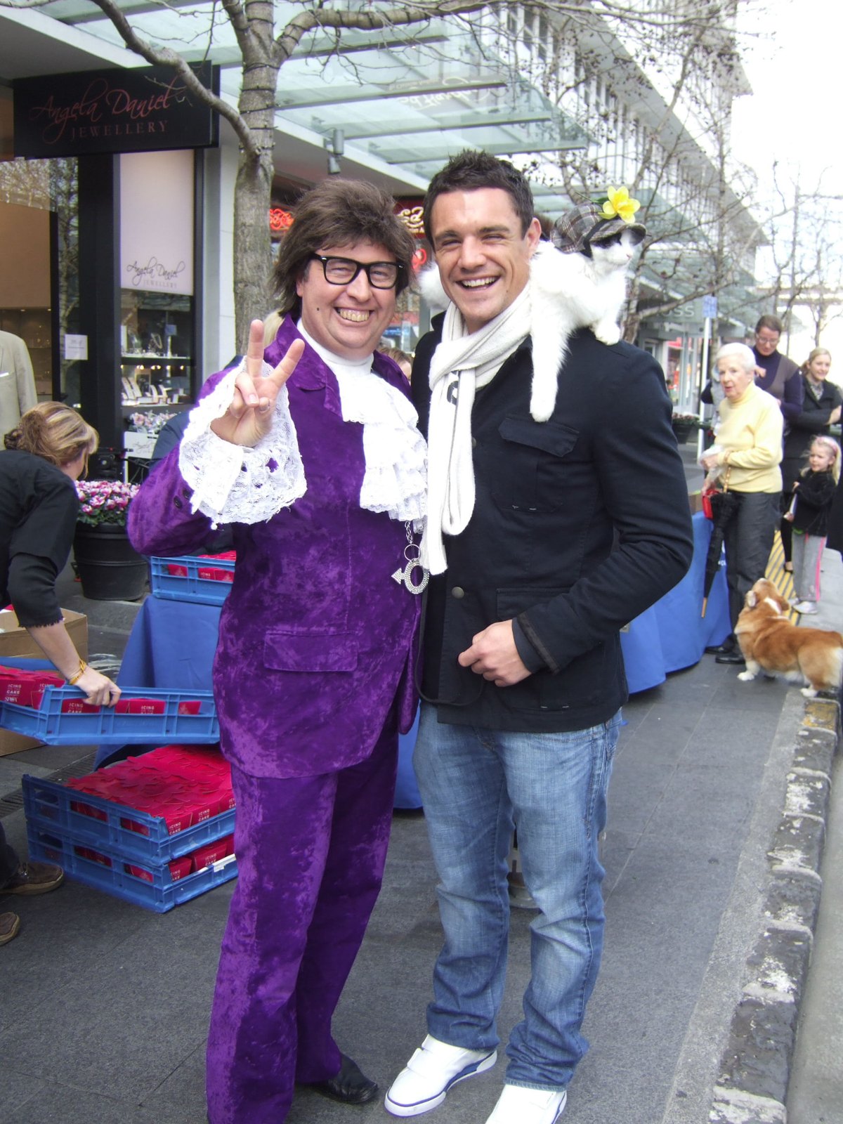 Austin Powers posing with an All Black on a city street