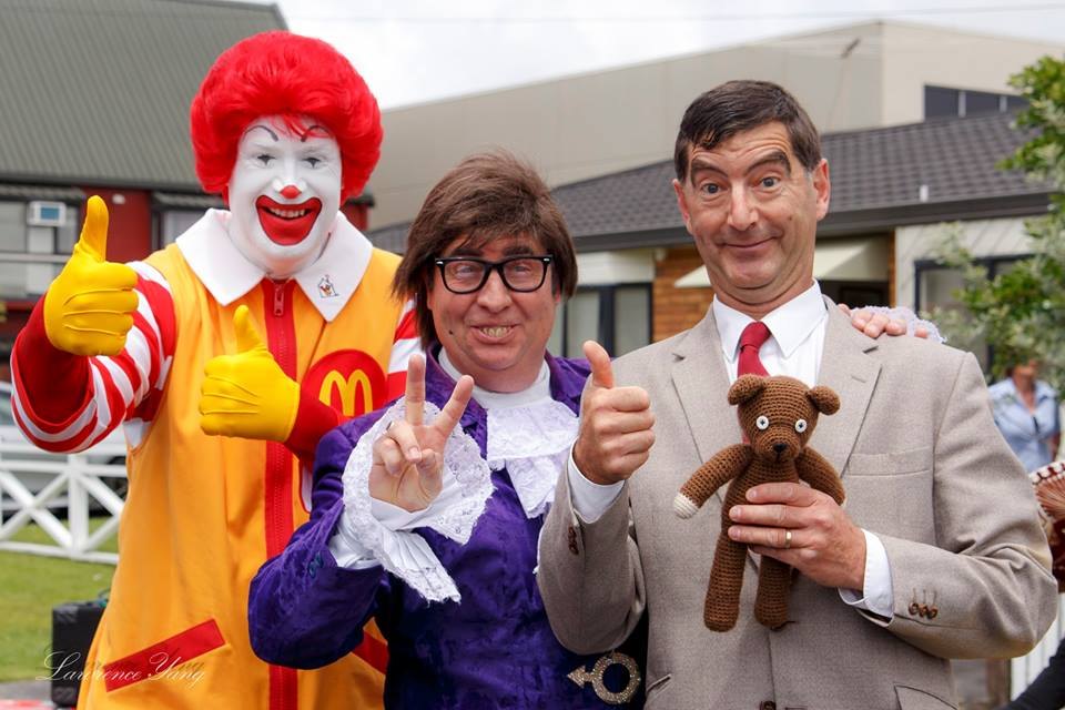 Austin Powers with Mr Bean and Ronald McDonald lookalikes at the 2014 Christmas parade